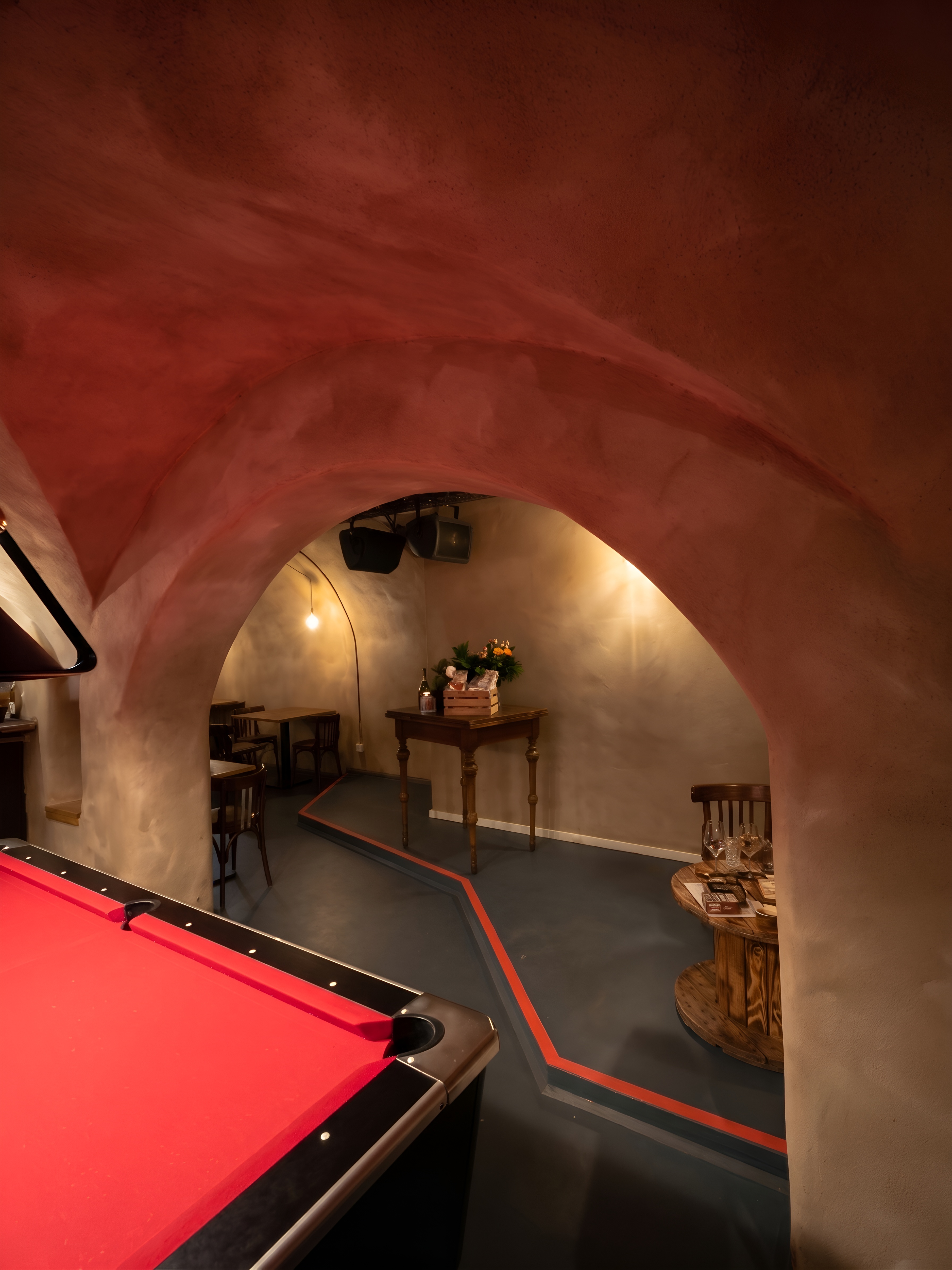 Blick durch den Gewölbebogen in die Bar