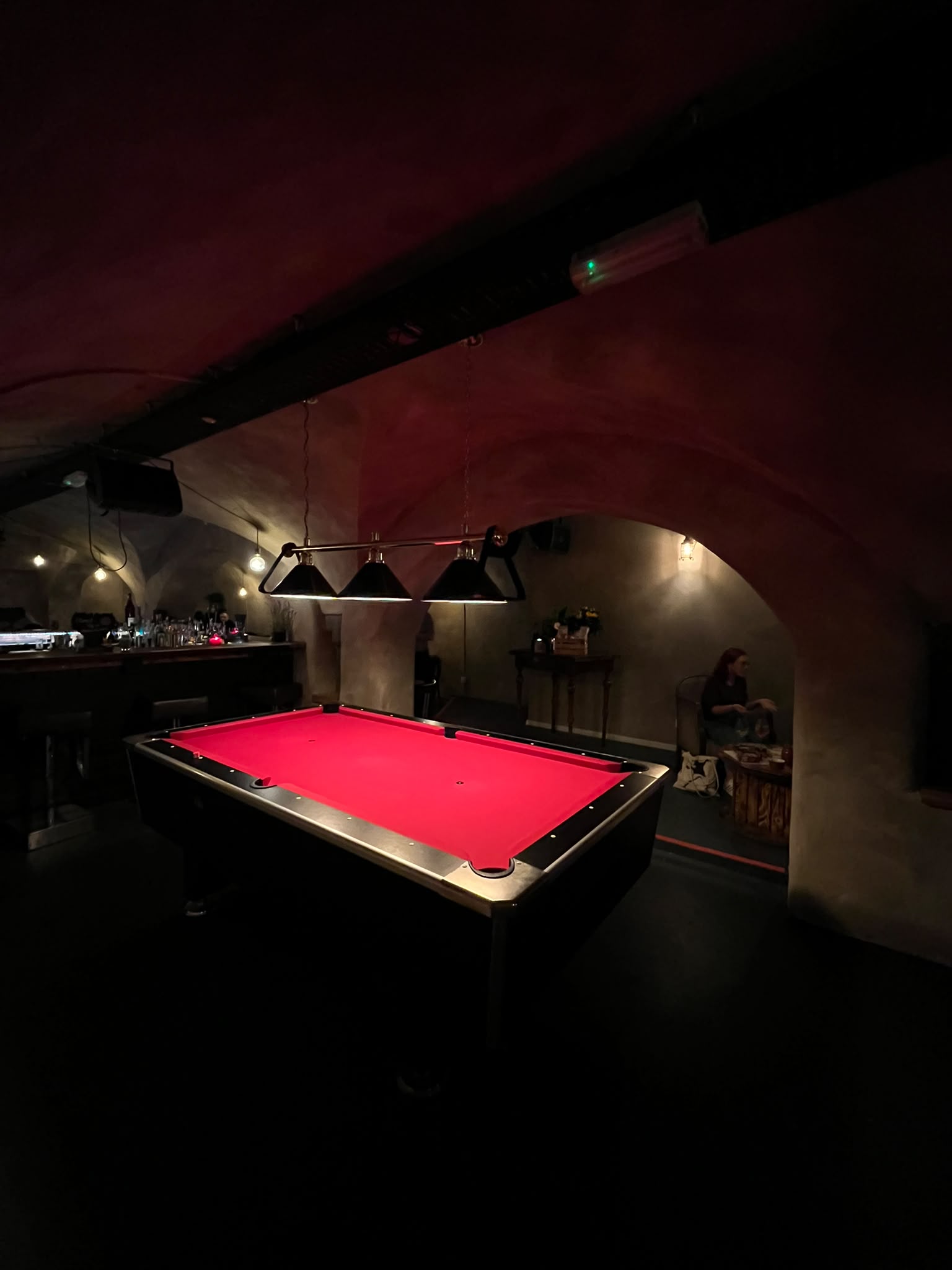 Roter Billardtisch unter dem Gewölbe
