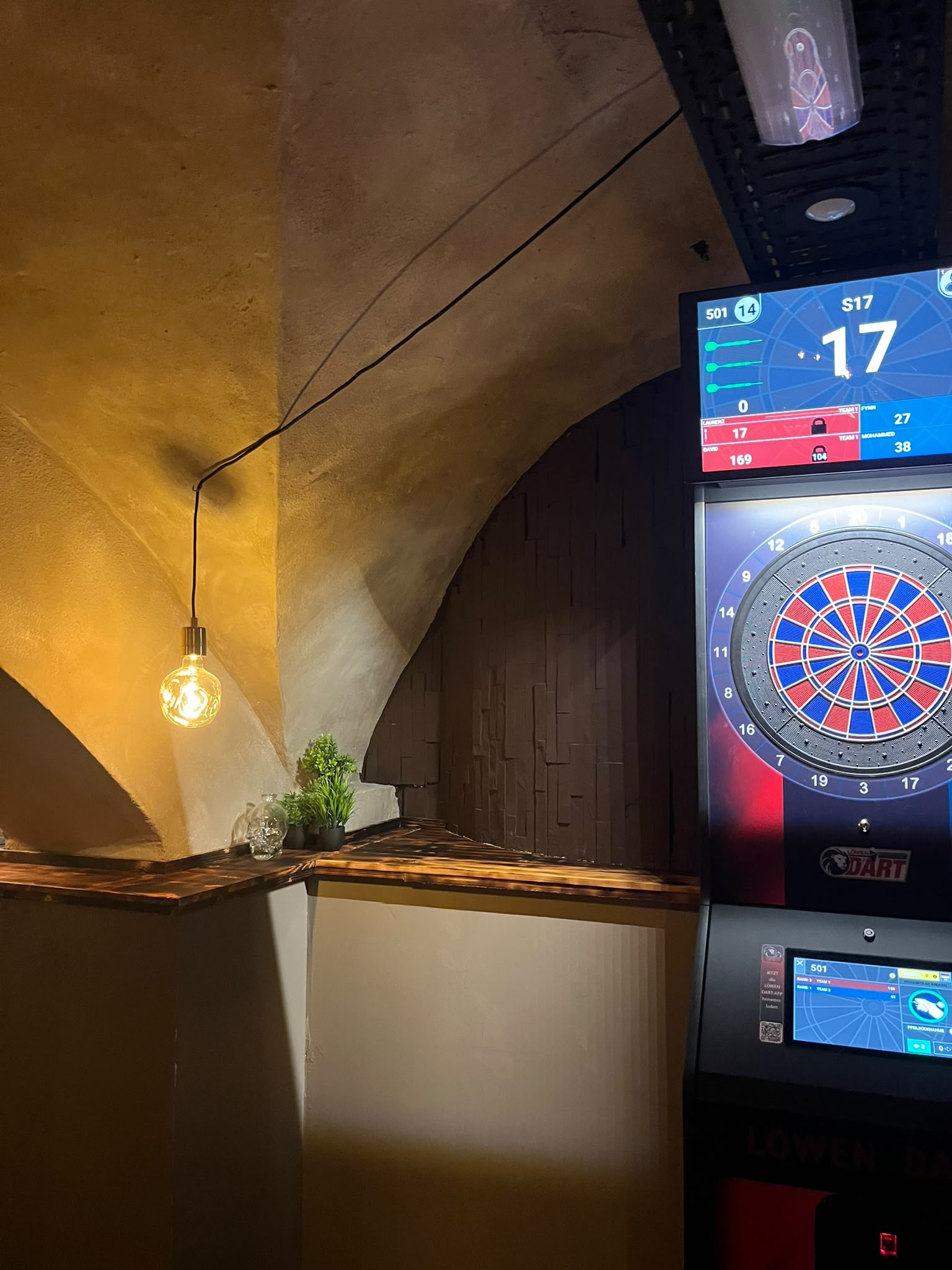 Dart-Automat im Gewölbe